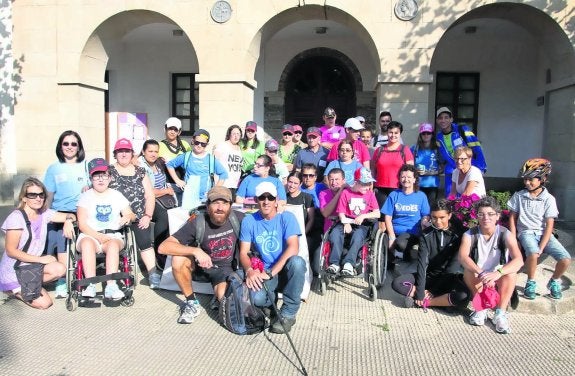 Miembros de la comunidad de Fundación Edes, al inicio de su recorrido frente al Consistorio tapiego. 