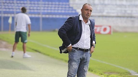 El entrenador del Avilés, durante el partido.