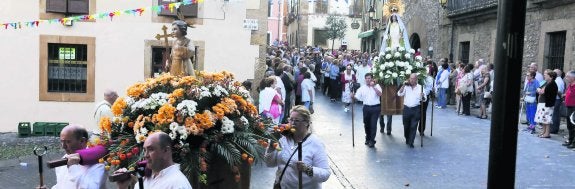 La Virgen de los Remedios, a la derecha, llega a la plazuela de Jovellanos instantes después de abandonar su capilla e iniciar la procesión. :: purificación citoula