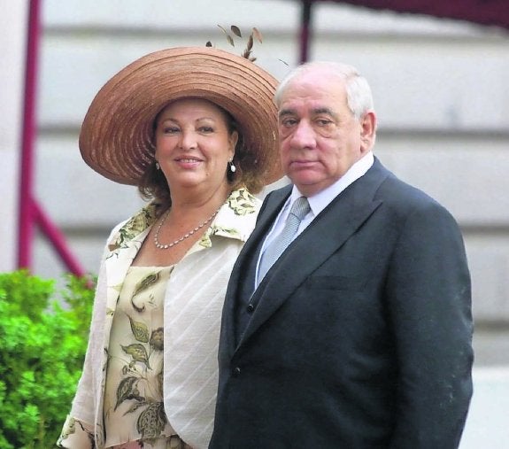 Isidoro Álvarez acompañado por su esposa, María José Guil, en la boda de los actuales Reyes de España.j. m. serrano