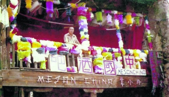 Chaoyo Wey, 'El Chino', en el corredor de su casa, en 1975.