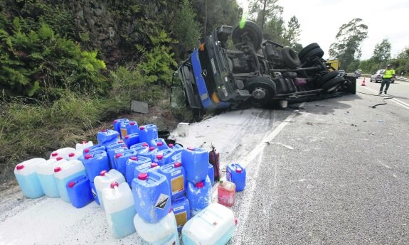 Aparatoso vuelco de un camión en Vegarrozadas