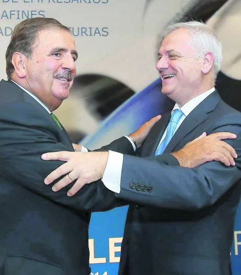 El actual presidente de Femetal, César Figaredo, abraza al único candidato a sucederle, Guillermo Ulacia.