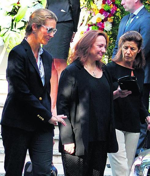 La infanta Elena, junto a Marta Álvarez, en el funeral de su padre. AFP