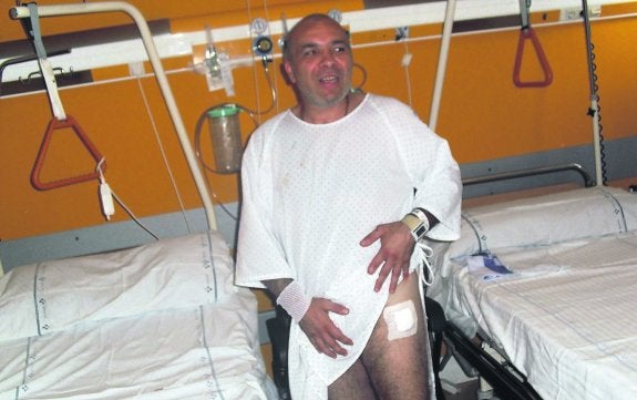 Luis Alberto de La Fuente, ayer, en el hospital Valle del Nalón, muestra su herida de bala. 