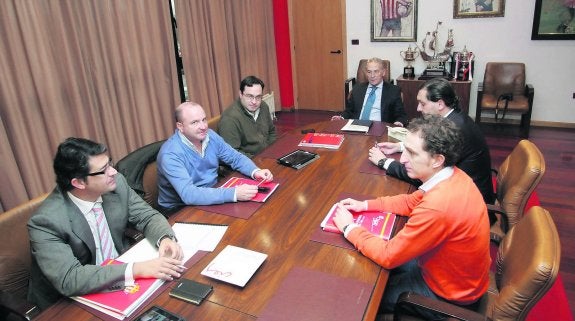 Reunión del consejo de administración del Sporting, presidida por Antonio Veiga. 