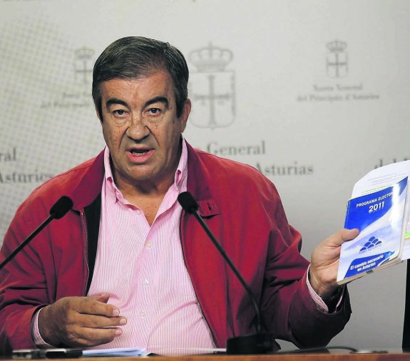Cascos sostiene el programa electoral con que Foro concurrió a las autonómicas de 2011, ayer, en Oviedo. 