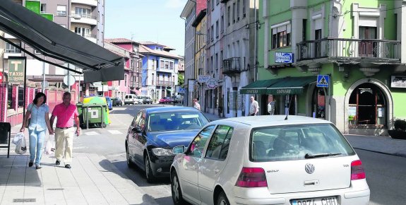 Los ladrones han robado en comercios situados en vías céntricas de Arriondas, caso de la calle Argüelles. 