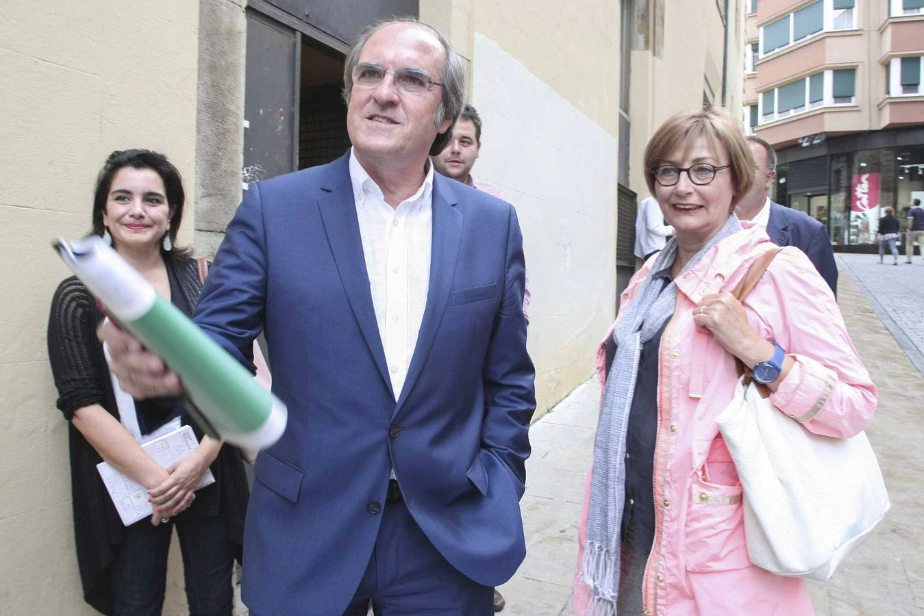 Mariví Monteserín, acompañada por el exministro de Educación, Ángel Gabilando, en septiembre de 2013, en Avilés, 