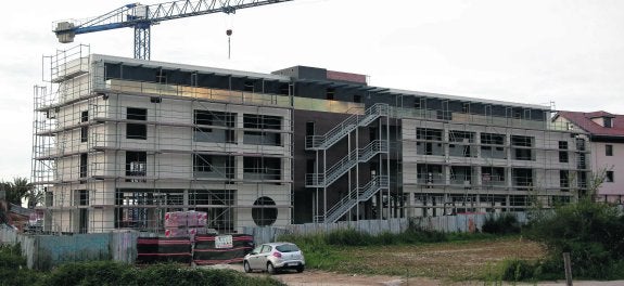 El edificio levantado durante las obras de ampliación y reforma del Hotel Kaype, situado en primera linea de playa en la localidad llanisca de Barro.