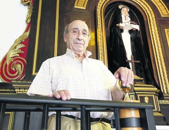 José Luis Llorens, con la Virgen de la Soledad al fondo. 