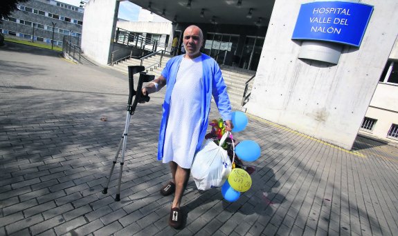 Luis Alberto de La Fuente, en la mañana de ayer, a la salida del hospital Valle del Nalón tras recibir el alta médica. 