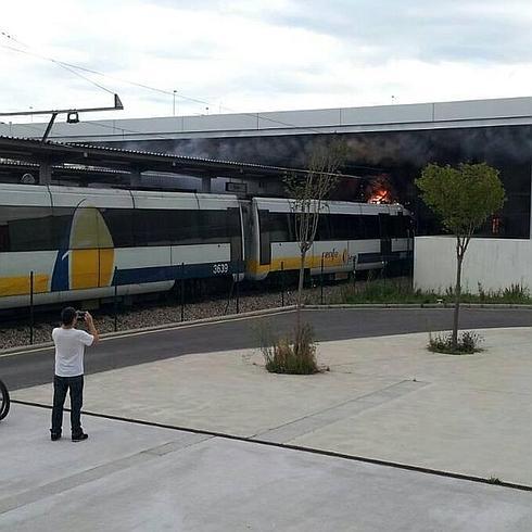 Los bomberos sofocan un incendio en un vagón de Feve en la estación de trenes de Gijón