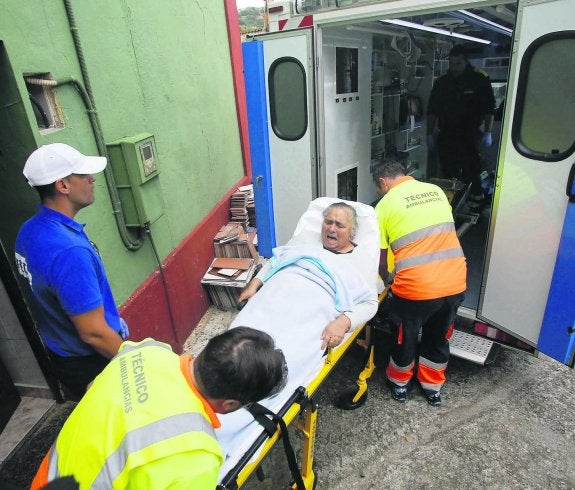 La madre, Herminia Batista, fue trasladada al Hospital Valle del Nalón. 