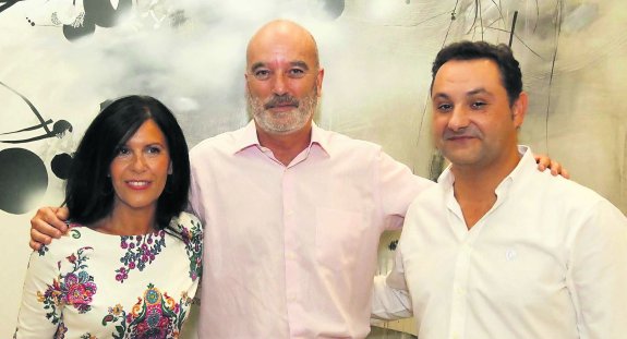 Ignacio Riestra, entre Marisa Morán y el concejal Manuel Pecharromán, ayer, en la presentación de su candidatura a la presidencia del PP gijonés. 