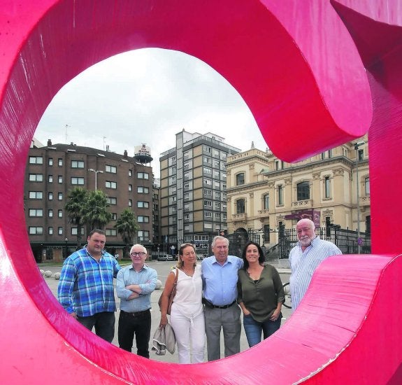 Tino García, seguridad de la sala; Alfonsín, dj; Emilio Garciablanco y su esposa Araceli; Laura Vallado, guardarropa, y Ricardo Álvarez. 