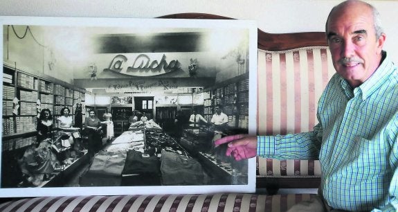 Raúl Álvarez Obregón muestra una foto de la boutique La Lucha, que le fue confiscada a su familia en Cuba. La imagen es de diciembre de 1946 y en ella aparecen su madre y su hermano (al fondo), su abuela  (tercera por la izquierda) y varios empleados. 