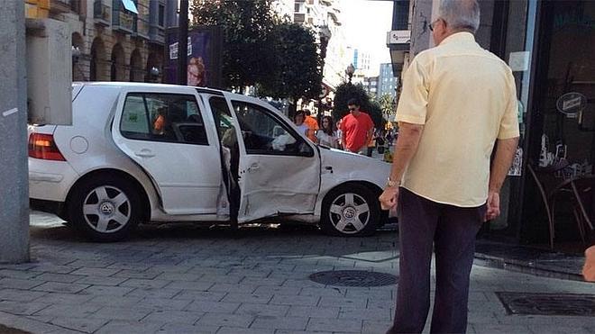 Una herida leve en un aparatoso accidente en el centro de Gijón