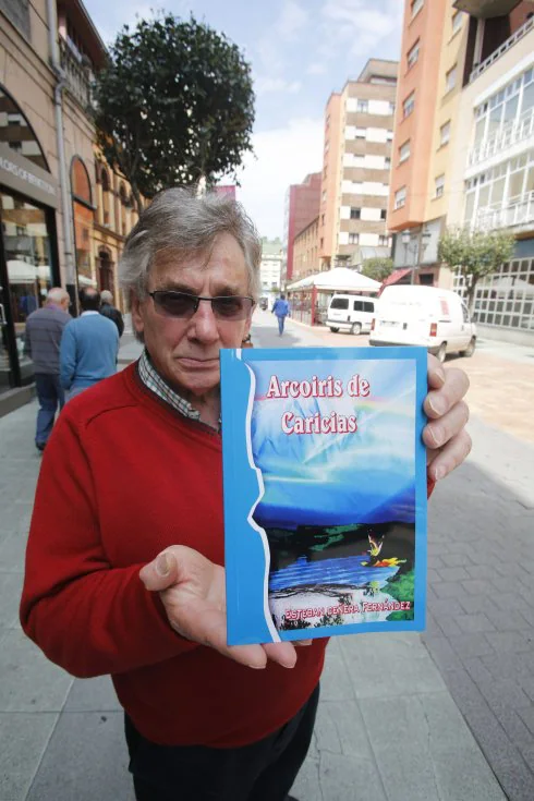 Esteban Ceñera muestra la portada de su último libro. 