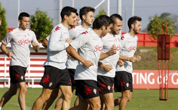Jony, Jara, Álex Menéndez y, tras ellos, Sergio, Serrano y Guerrero al inicio del entrenamiento de ayer en Mareo . 