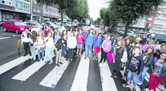 Padres y estudiantes cortaron la carretera durante unos minutos en Raíces como protesta. 