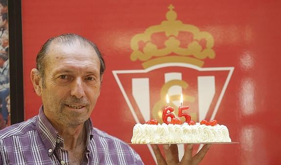 'El Brujo', con Villa, durante la entrega de los Trofeos Quini. :: PAÑEDA