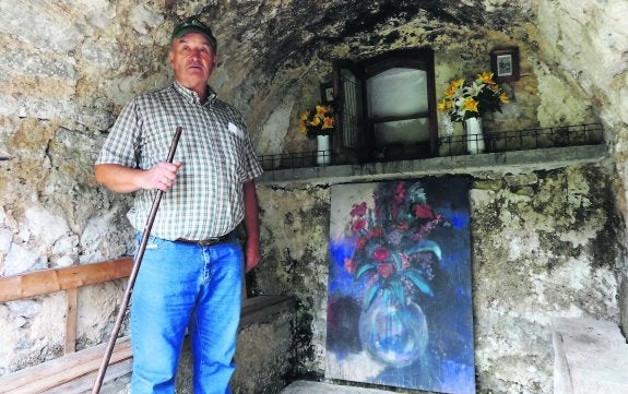 Ángel Sordo ante la hornacina de la que faltan las imágenes de San Isidro y la Virgen de Covadonga. 