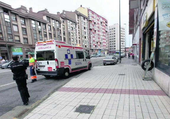 Las heridas sufridas por uno de los trabajadores obligaron a su evacuación en ambulancia. 