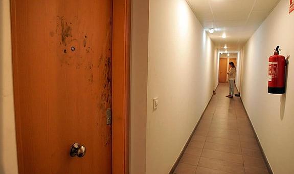 La Policía científica recogió huellas de la puerta de la vivienda en Nuevo Roces