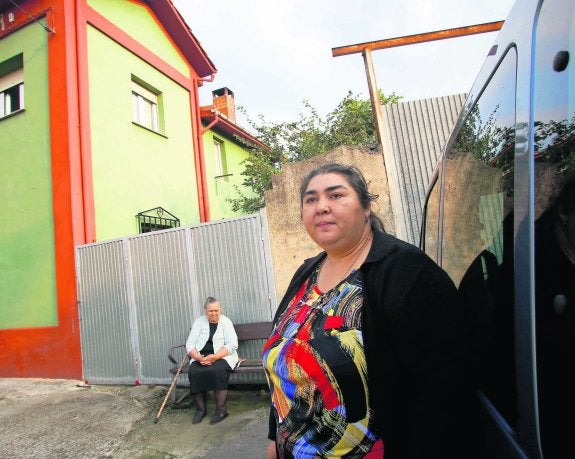 Manuela Sebastiao, con su madre Herminia, al fondo. 