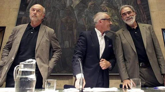 Manuel Matallanas (derecha), acompañado por Tácito Suárez (centro) y su antecesor en el cargo, Jaime Rabanal (izquierda), durante la rueda de prensa. 