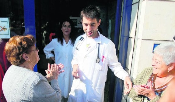 El actual médico sustituto, ayer, ovacionado por sus pacientes. 