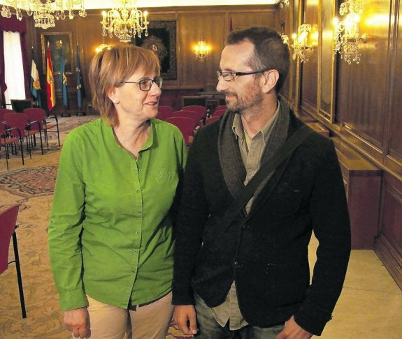 La alcaldesa de Avilés, Pilar Varela, junto con el emprendedor local Xuan de Isla, uno de los creadores de la empresa Domobility. 