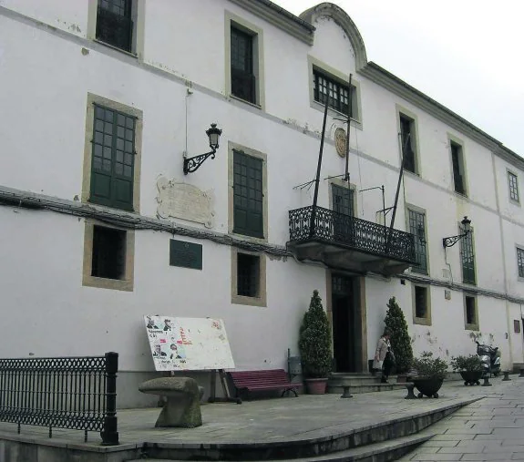 Fachada de la casa consistorial de Castropol. 