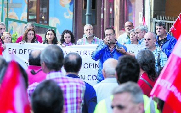 Concentración de trabajadores del Consistorio casín en apoyo de los sindicalistas denunciados. 