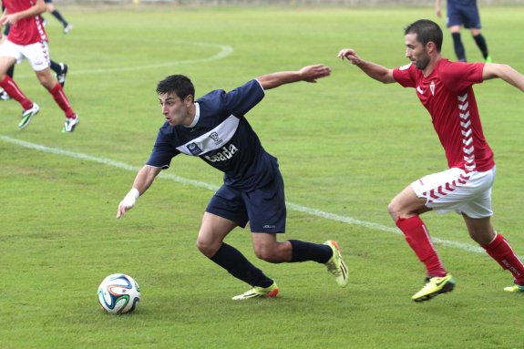 El madrileño Fran Pastor se va por velocidad de un jugador del Murcia. 