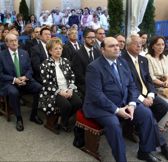 El alcalde, en primera fila, con otros concejales de la Corporación, en la misa. 