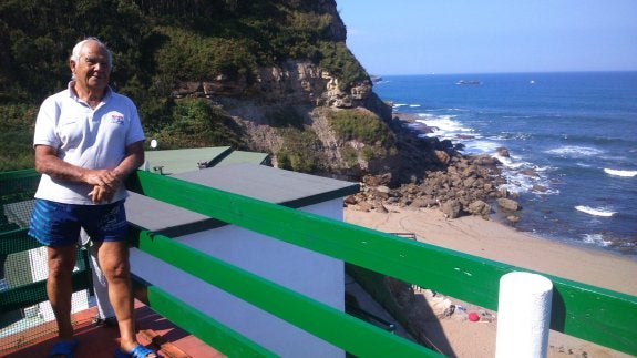 El constructor Enrique Cardeli, ayer, en la terraza del apartamento del que es propietario y desde el que divisa toda la playa de Estaño. 