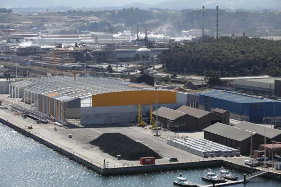 El colorido exterior que va tomando la nueva nave de Asturiana de Zinc a pie de muelle destaca en una zona en la que predominan los grises y negros. 