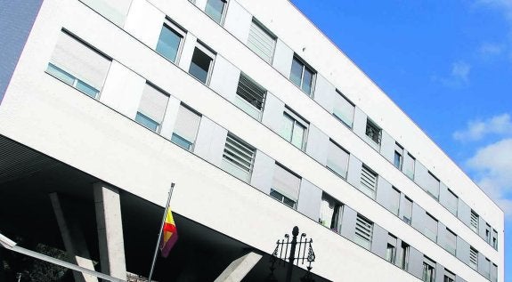 Casa cuartel de la Guardia Civil de Langreo, ayer. 