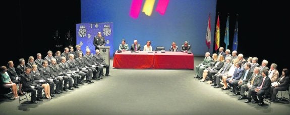 Autoridades y condecorados, ayer, en el acto de celebración de los Santos Ángeles Custodios en el Teatro Jovellanos. 