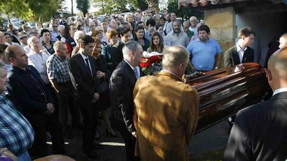 Marcelino García Toral contempla la entrada del féretro en la iglesia durante el funeral. 