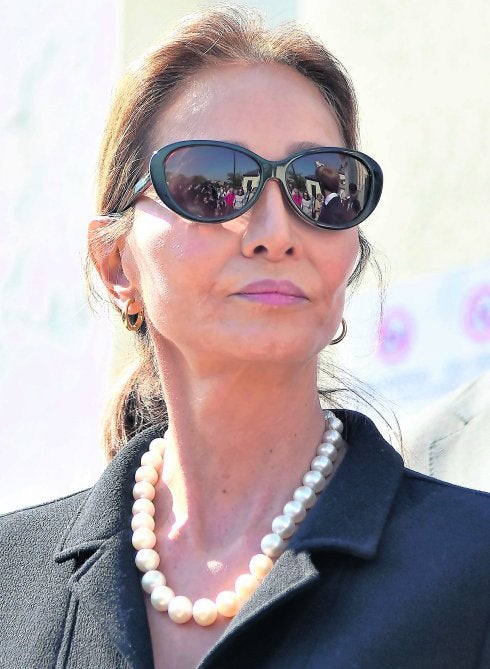 Isabel Preysler, de luto, en el entierro de Miguel Boyer el pasado 30 de septiembre. 