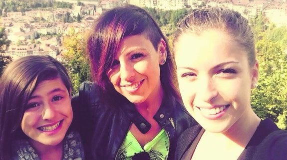 Ágata Secades, en el centro de la imagen, acompañada por sus hijas, Anaïs y Melody, en Gruyère. 