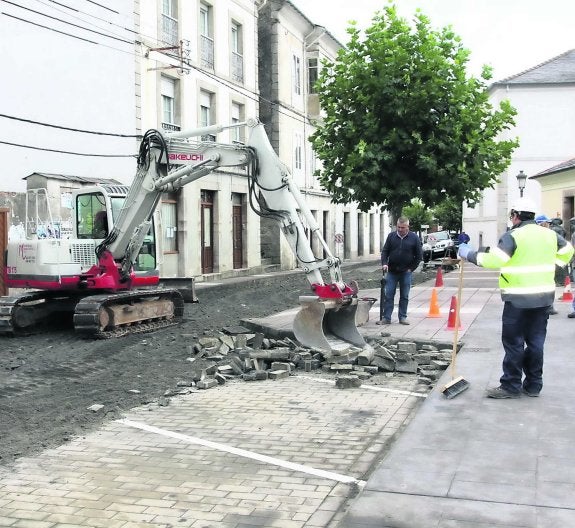 Los trabajos de sustitución del adoquinado de la avenida de Asturias en Boal comenzaron ayer. 