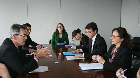 La consejera, a la derecha, durante la reunión. 