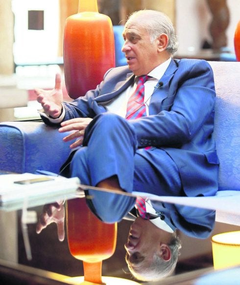 Jorge Fernández Díaz, ayer, durante la entrevista en el hotel de la Reconquista. 