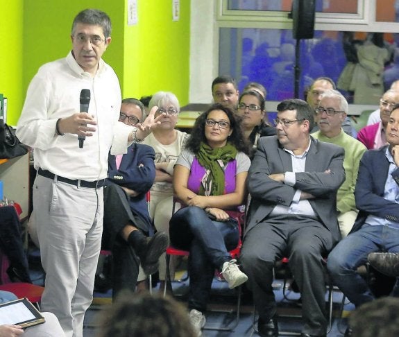 Patxi López, ayer en Gijón, durante una asamblea abierta. 