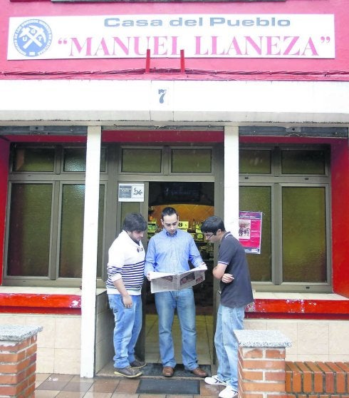 Varios jóvenes leen EL COMERCIO, en la casa del pueblo de Tuilla. 