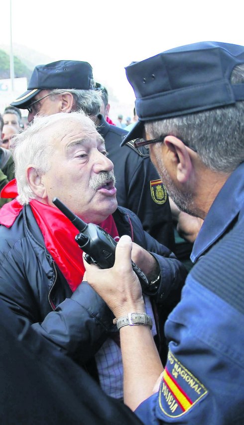 José Ángel Fernández Villa se encara con un policía en junio de 2012, durante las movilizaciones en defensa de la minería. 